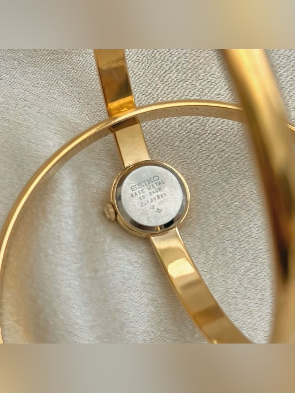 AUTHENTIC RARE VINTAGE SEIKO GOLD BANGLE WATCH - Picture 5 of 6